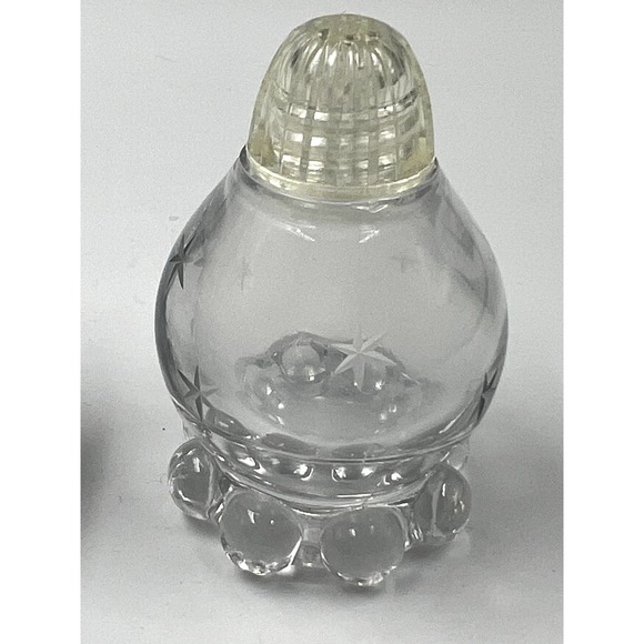 Vintage Imperial Glass Candlewick salt and pepper shakers with etched star - Picture 3 of 6